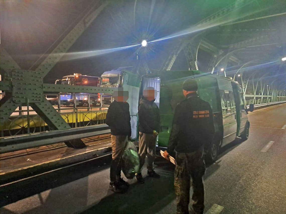 Organizowali nielegalny przerzut migrantów spod granicy z Białorusią i wsiedli za kierownicę po alkoholu. Po wyjściu z więzienia nie dostali drugiej szansy. Trzech obywateli Ukrainy zostało wydalonych z Polski decyzją Nadbużańskiego Oddziału Straży Granicznej