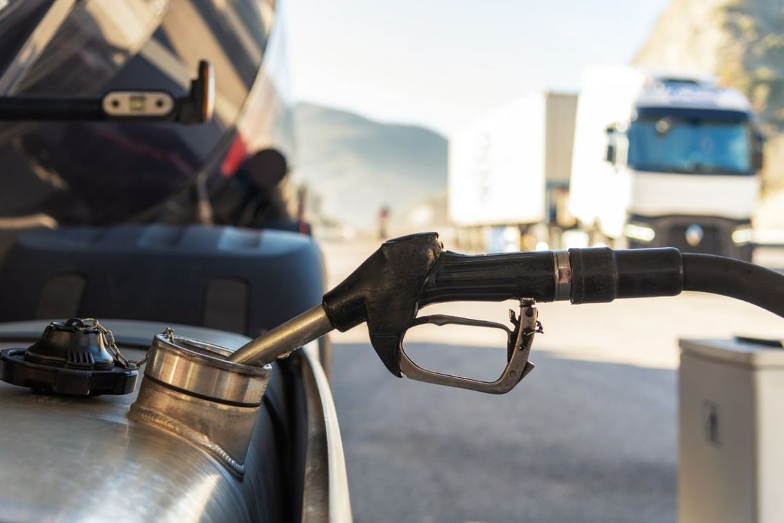 Przychodzą nocą i spuszczają z baków. Rośnie liczba kradzieży paliwa