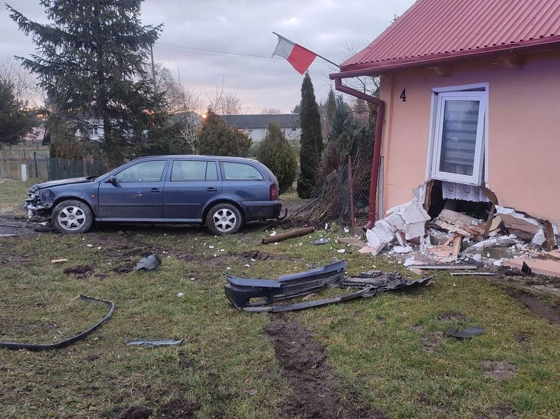 Odurzony kierowca rozpędzoną skodą przebił ścianę domu, w którym spali ludzie