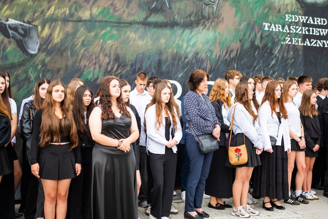 Przyjęli prawie 900 uczniów do włodawskich szkół średnich Uczniowie I LO we włodawie na tle muralu braci taraszkiewiczów