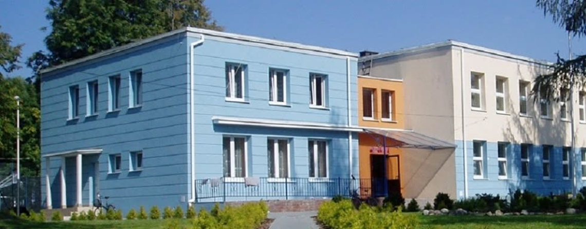 Publiczna Szkoła Podstawowa w Białopolu rozwija bazę dydaktyczną, pozyskuje środki zewnętrzne i prowadzi prace remontowe. W roku szkolnym 2025/2026 placówka zapewniała uczniom szeroką ofertę zajęć dodatkowych i specjalistycznego wsparcia. Wyzwaniem pozostają jednak wyniki egzaminu ósmoklasisty.