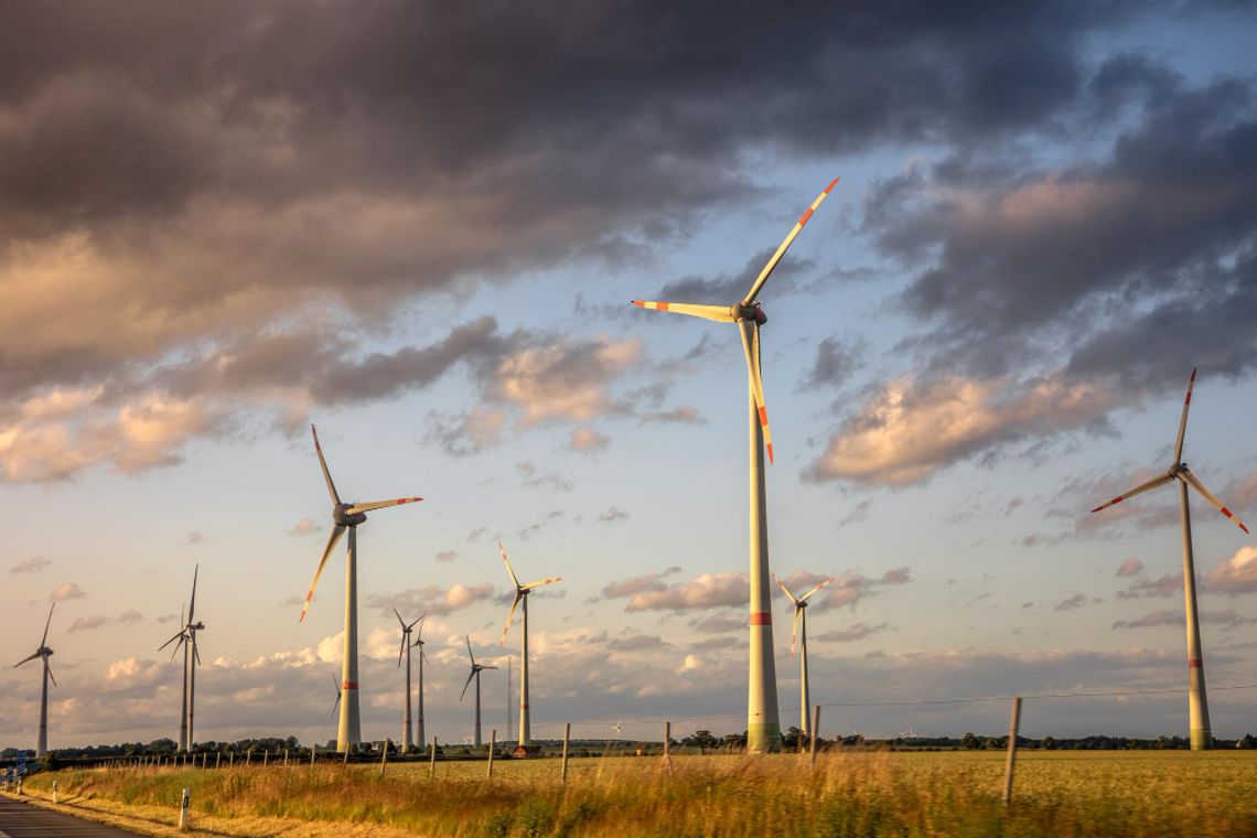 Przyszłość energetyki wiatrowej w gminie Leśniowice. Trwają kluczowe procedury planistyczne i środowiskowe Gmina Leśniowice znajduje się obecnie na jednym z najważniejszych etapów przygotowań do realizacji dużej inwestycji z zakresu odnawialnych źródeł energii. Trwające procedury planistyczne oraz postępowanie środowiskowe mają zdecydować o możliwości budowy farmy wiatrowej.
