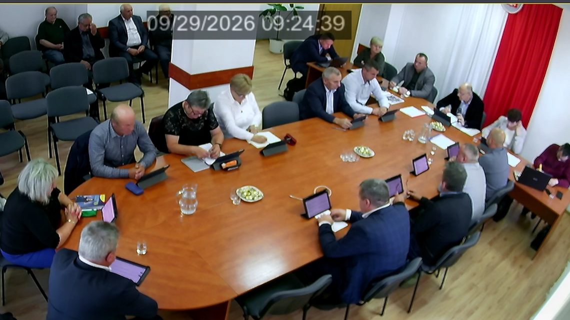 Podczas posiedzenia, które miało miejsce 29 września, Rada Gminy Dubienka jednogłośnie przyjęła uchwałę w sprawie zmian w budżecie na 2026 rok. Samorząd zwiększył plan dochodów i wydatków, wprowadzając do budżetu m.in. środki zewnętrzne na remonty dróg, zakup mikrobusa.