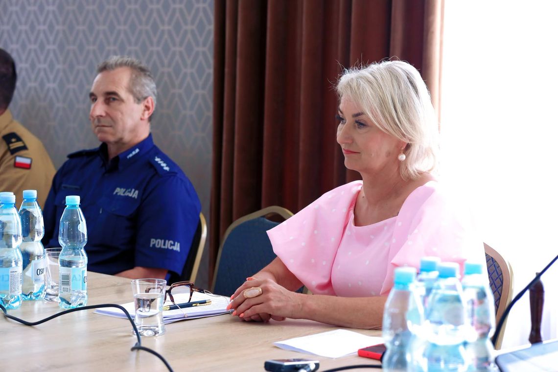 Wójt gminy Leśniowice Joanna Jabłońska od 1 lipca 2026 roku będzie otrzymywać wyższe wynagrodzenie. Decyzję w tej sprawie radni podjęli jednogłośnie podczas czerwcowej sesji. Projekt uchwały nie wywołał dyskusji na sali obrad.