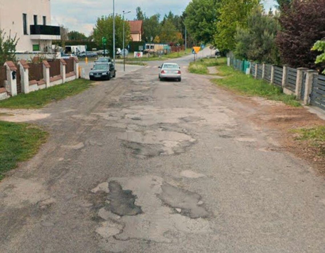 Radny alarmuje: dziury w drogach i ciemne ulice. Miasto odpowiada: robimy, co możemy