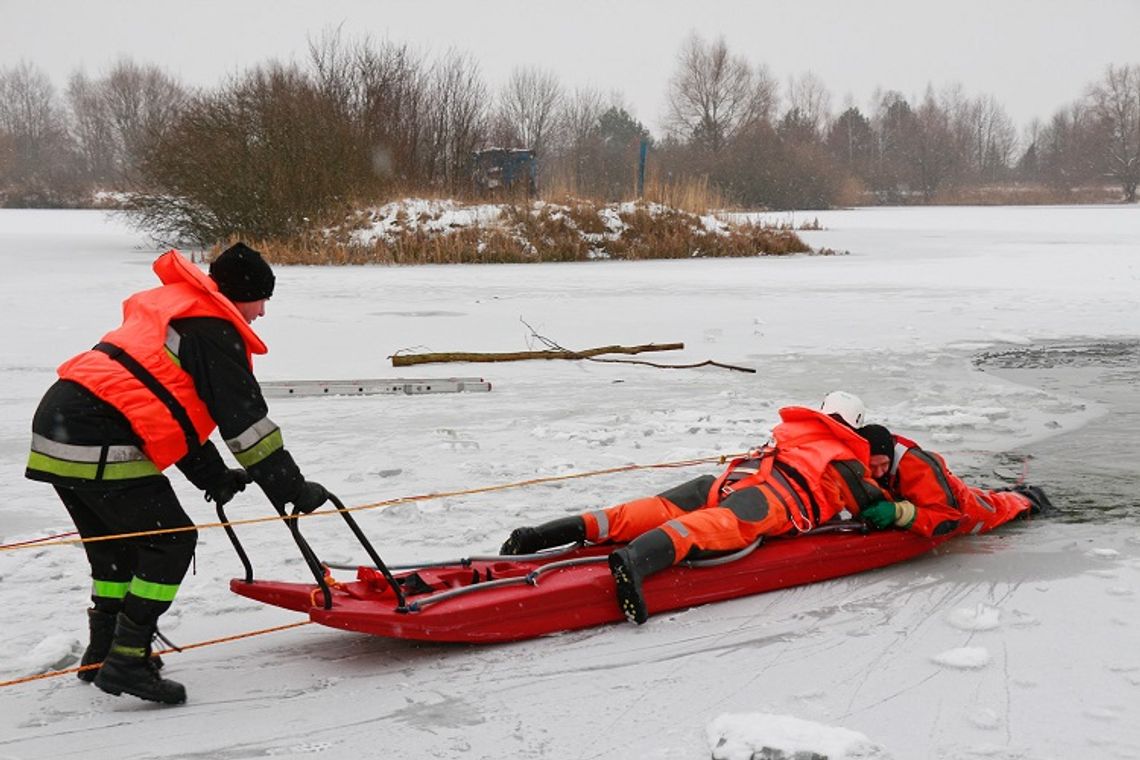 Ratowali tonącego spod lodu
