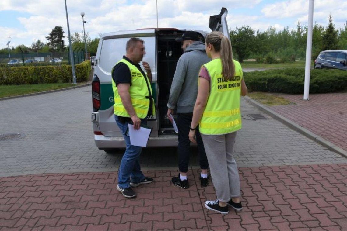 Recydywista drogowy z Ukrainy wydalony z Polski. Na podwójnym gazie kierował ciężarówką