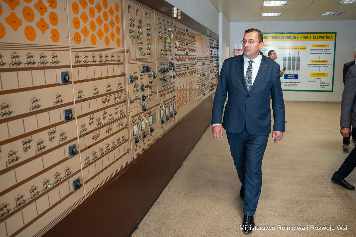 Region. 120 mln zł więcej na skup zbóż. Państwowa pomoc w obliczu słabszych zbiorów Krajowa Grupa Spożywcza przekaże spółce Elewarr dodatkowe 120 mln zł na zwiększenie skupu pszenicy i rzepaku podczas tegorocznych żniw. Decyzja zapada w wymagającym dla rolników momencie. Według najnowszych prognoz tegoroczne zbiory zbóż w Polsce będą wyraźnie niższe niż w 2025 roku.
