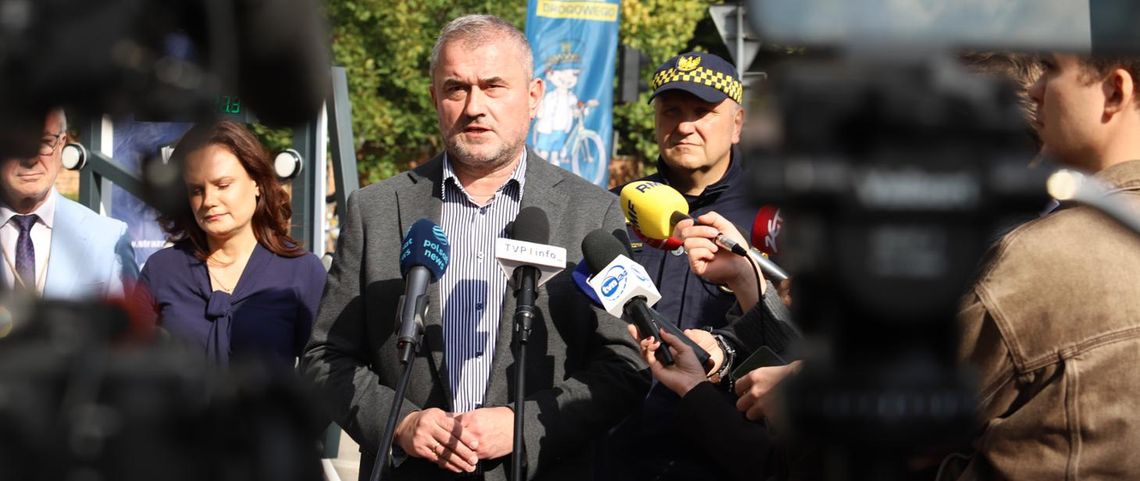 Niższy wiek uzyskania karty rowerowej, nowe zasady jazdy dzieci na rowerach i zmiany dotyczące parkowania hulajnóg elektrycznych - to najważniejsze założenia reformy przepisów ruchu drogowego przygotowanej przez Ministerstwo Infrastruktury. Projekt ma również ujednolicić egzaminy na kartę rowerową.