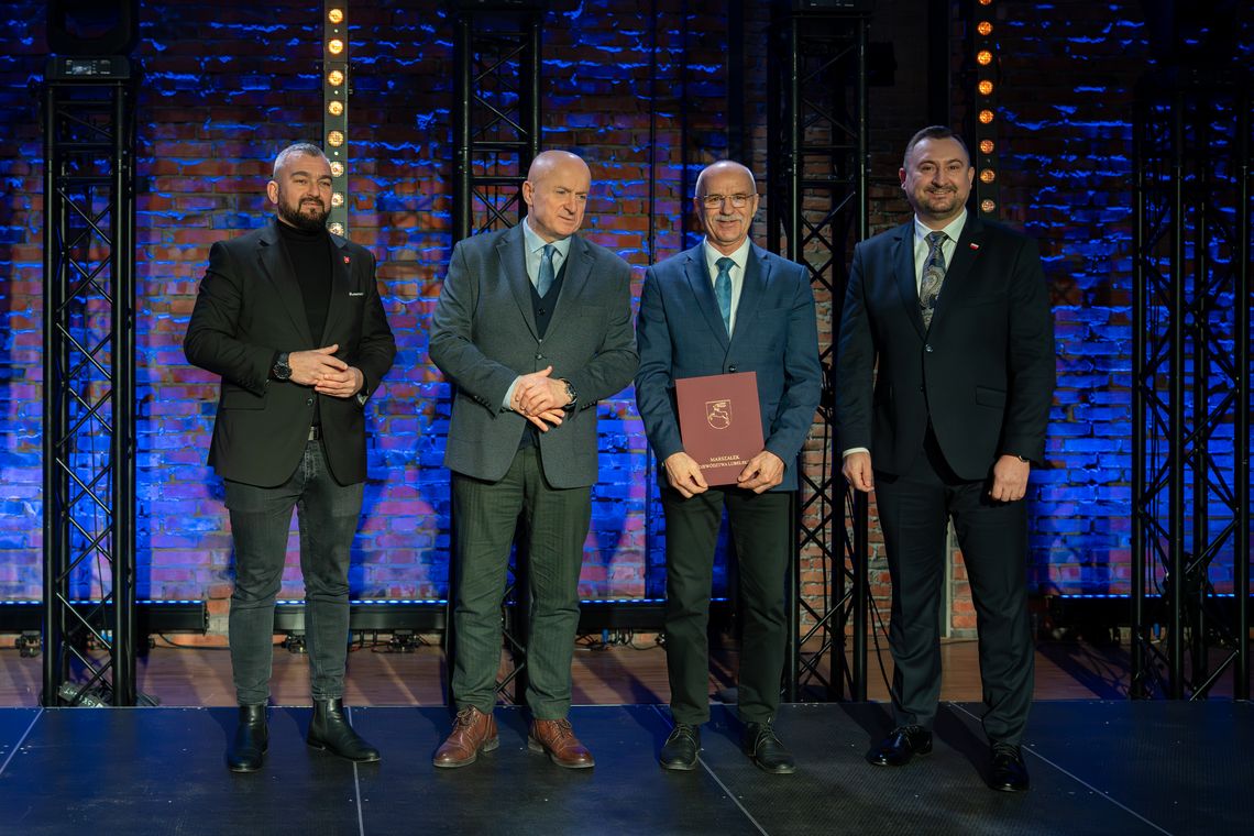 Dokładnie 29 grudnia marszałek województwa lubelskiego Jarosław Stawiarski oraz członek zarządu województwa Jarosław Kwasek wręczyli 27 samorządowcom umowy związane z dofinansowaniami na kolejne inwestycje wodno-kanalizacyjne. Środki pochodzą z Krajowego Planu Odbudowy i Zwiększania Odporności.