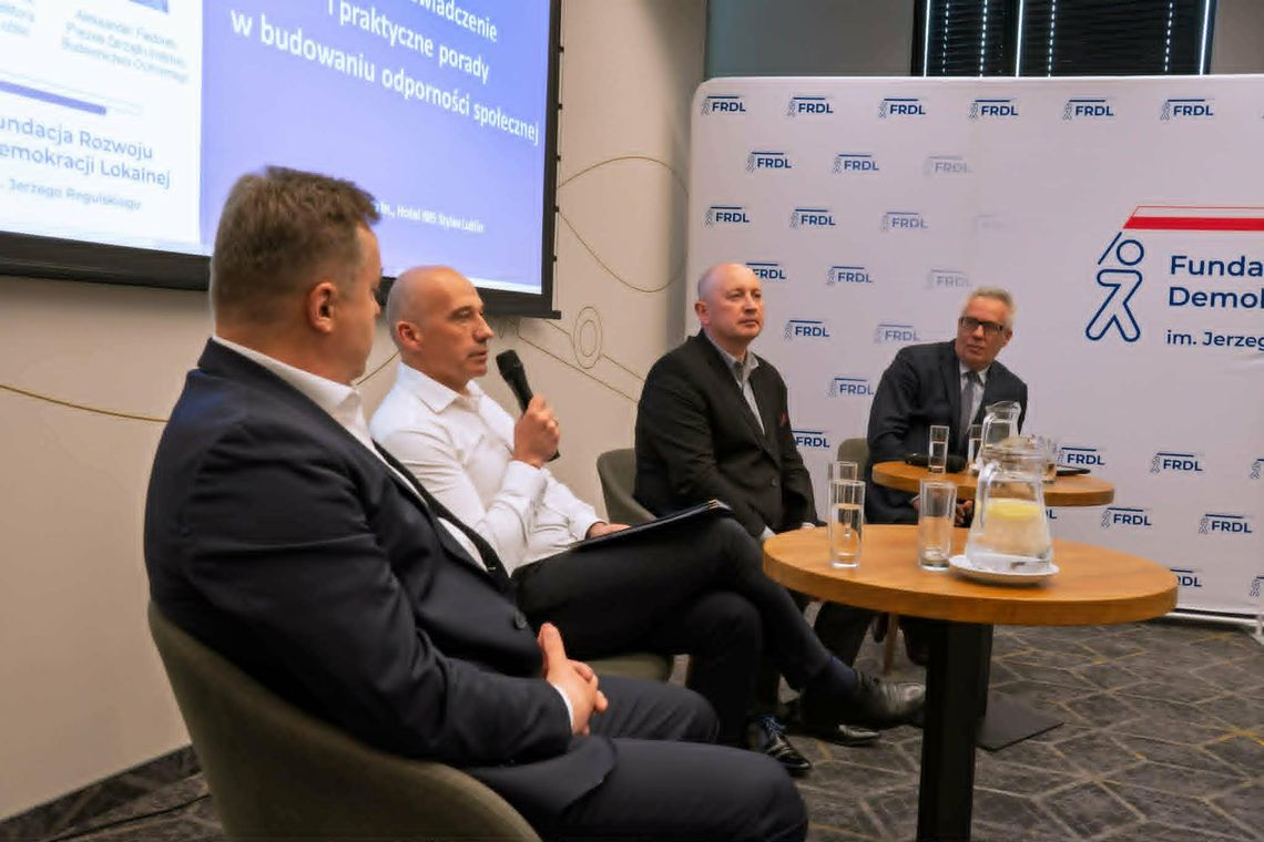 Lubelskie buduje odporność społeczną. Burmistrz Rejowca Fabrycznego ekspertem podczas wojewódzkiego forum bezpieczeństwa W Lublinie odbyła się konferencja inaugurująca działalność Forum Bezpieczeństwa i Odporności Społecznej Województwa Lubelskiego. Wydarzenie, zorganizowane przez lubelski ośrodek Fundacji Rozwoju Demokracji Lokalnej im. Jerzego Regulskiego wraz z partnerami, zgromadziło przedstawicieli administracji.
