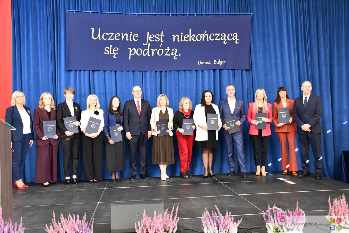 Wyróżnieni nauczyciele i dyrektorzy podczas wojewódzkiego święta edukacji w Krasnymstawie [LISTA+ZDJĘCIA]