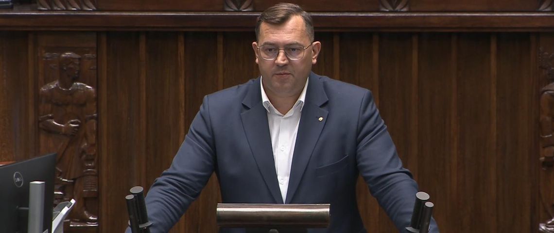 W związku z dotkliwymi stratami spowodowanymi tegorocznymi przymrozkami wiosennymi, Ministerstwo Rolnictwa i Rozwoju Wsi uruchamia wielopoziomowy program pomocy dla poszkodowanych producentów rolnych. Podczas wystąpienia w sejmie minister Stefan Krajewski zapowiedział nie tylko doraźne wsparcie.