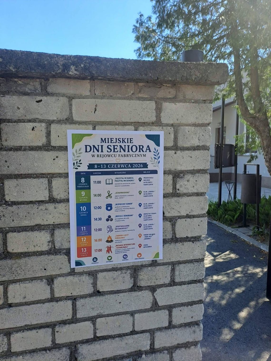 Rejowiec Fabryczny. Burza o plakat na cmentarnym murze. Miejskie Dni Seniora w cieniu lokalnego konfliktu W Rejowcu Fabrycznym wybuchł ostry spór o lokalizację plakatu informującego o nadchodzących Miejskich Dniach Seniora. Ogłoszenie umieszczone na ogrodzeniu cmentarza stało się zarzewiem gorącej dyskusji w mediach społecznościowych, w którą zaangażowali się nie tylko mieszkańcy, ale i burmistrz.