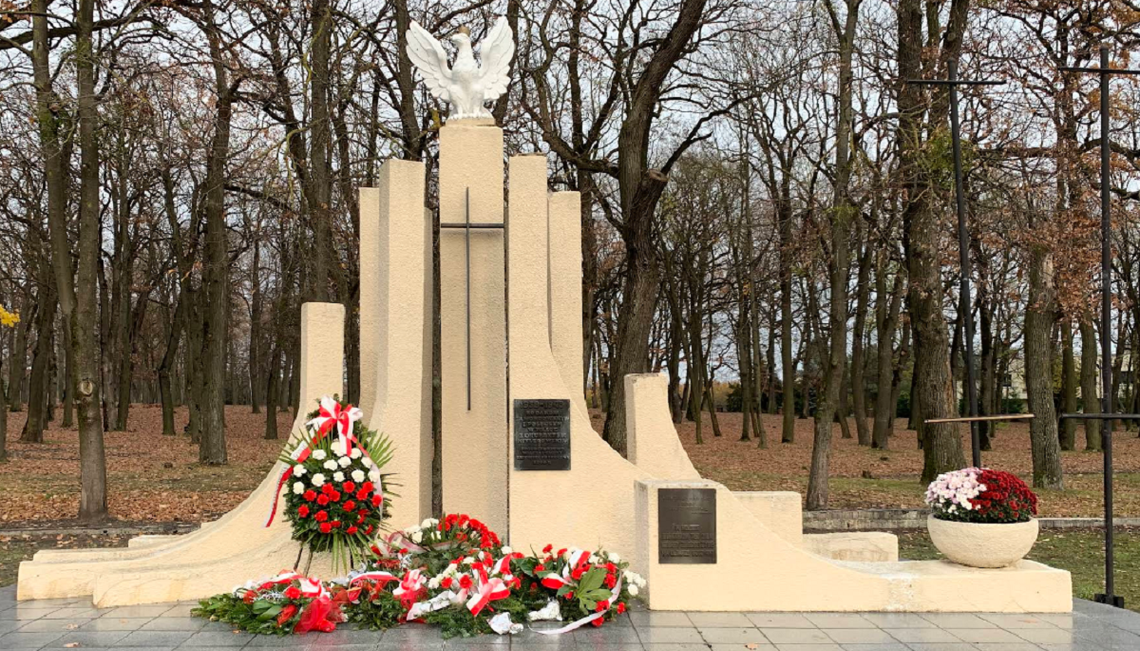 Rejowiec Fabryczny. Co z bezpieczeństwem przy szkole? Radni naciskają na pilne działania Niebezpieczne przejście w pobliżu szkoły, brak oświetlenia przy drodze do parku „Dębinka”, uszkodzona nawierzchnia ul. Lubelskiej i problem z wodami opadowymi. Podczas niedawnej, 32. sesji Rady Miasta Rejowiec Fabryczny radni zgłosili szereg problemów, które dotyczą bezpieczeństwa mieszkańców.