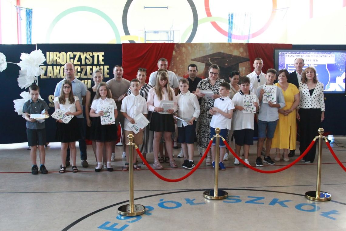Rejowiec Fabryczny. Dzieci kończyły rok w 30-stopniowym upale. Radni pytają: gdzie jest obiecywana klimatyzacja? uroczystość zakończenia roku szkolnego w 30-stopniowym upale Rejowiec Faryczny, czerwiec 2026