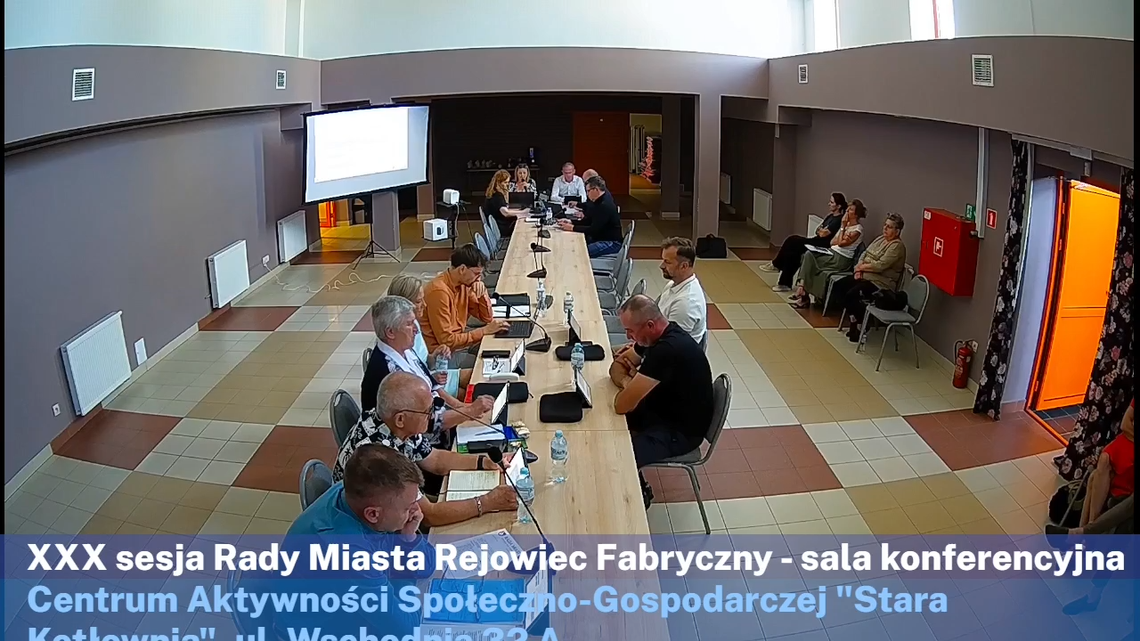 Zmiany w budżecie miasta, dodatkowe środki z Ministerstwa Finansów, inwestycje na osiedlu Morawinek i modernizacja skweru, a także wydatki Miejskiego Ośrodka Kultury „Dworek” i dotacja dla Sparty Rejowiec Fabryczny - te tematy wywołały najwięcej emocji podczas sesji Rady Miasta Rejowiec Fabryczny.