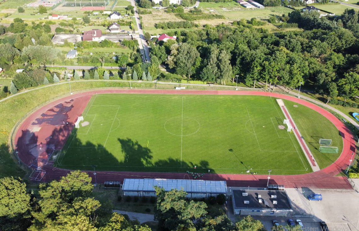 Rejowiec Fabryczny. Ile miasto wydaje na „Spartę”. Liczą się wyniki seniorów czy rozwój młodzieży? W Rejowcu Fabrycznym trwa dyskusja o kondycji, finansowaniu i przyszłości Klubu Sportowego „Sparta”. Punktem wyjścia stała się interpelacja radnej Henryki Wiśniewskiej, która zwróciła się do burmistrza Gabriela Adamca o szczegółowe informacje dotyczące miejskiego wsparcia dla klubu.