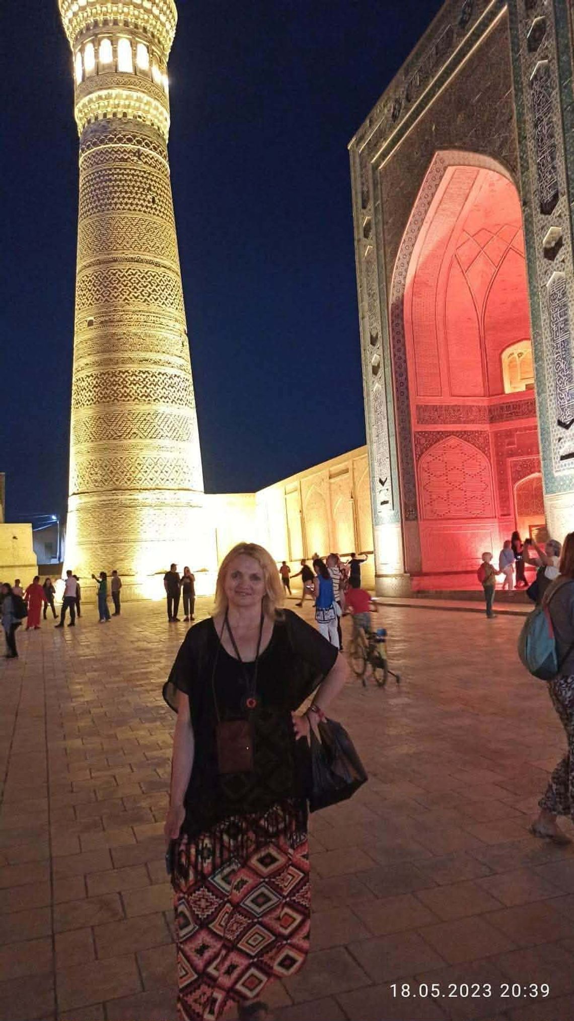 Otwarci, a tak zamknięci na klucz. Grażyna Bartoszuk, mieszkanka Rejowca Fabrycznego, spogląda na Azję Środkową Polska AD 2026. Trwa wciąż wojna na Ukrainie, poszczególne frakcje polityczne ścierają się w dyskusji nad polską formułą programu zbrojeń SAFE, a na Bliskim Wschodzie rozgorzał niedawno kolejny, budzący grozę, konflikt. W tle rozbrzmiewają wciąż pytania o tożsamość Europy.