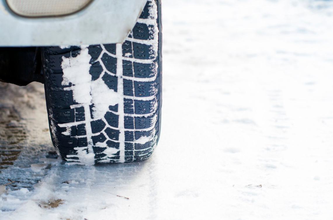 Utrzymanie traktów komunikacyjnych w okresie zimowym to jedno z tych zagadnień, które wzbudzają co roku najwięcej kontrowersji. Lokalne społeczności komentują jakość wykonanych prac i wskazują najczęściej ze znawstwem na to, co należałoby zrobić lepiej.