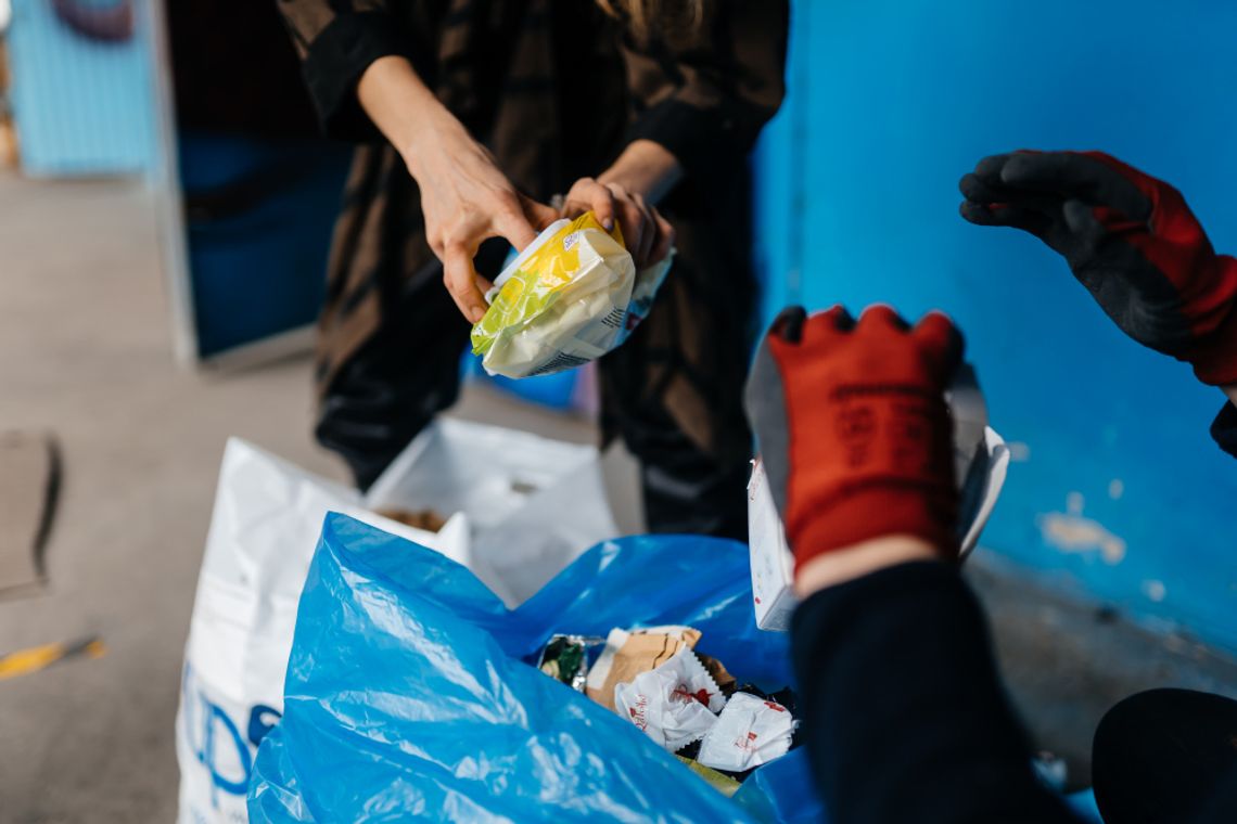 Rejowiec wybrał wykonawcę odbioru odpadów. Stawka za tonę pozostała praktycznie bez zmian Gmina Rejowiec otworzyła oferty w przetargu na odbiór i zagospodarowanie odpadów komunalnych w okresie od połowy września do końca 2026 roku. Do postępowania wpłynęła jedna oferta, złożona przez Przedsiębiorstwo Wielobranżowe Magdalena Kicińska ze Strupina Łanowego. Jej wartość wynosi 321 896,07 zł