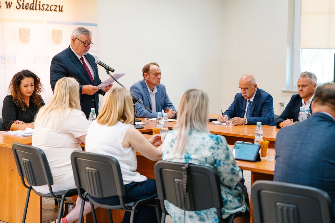 Blisko 24 mln zł przeznaczonych na inwestycje, pierwszy samorządowy żłobek, uruchomienie gminnej komunikacji publicznej i modernizacja dróg w jedenastu miejscowościach - tak wyglądał 2025 rok w gminie Siedliszcze.