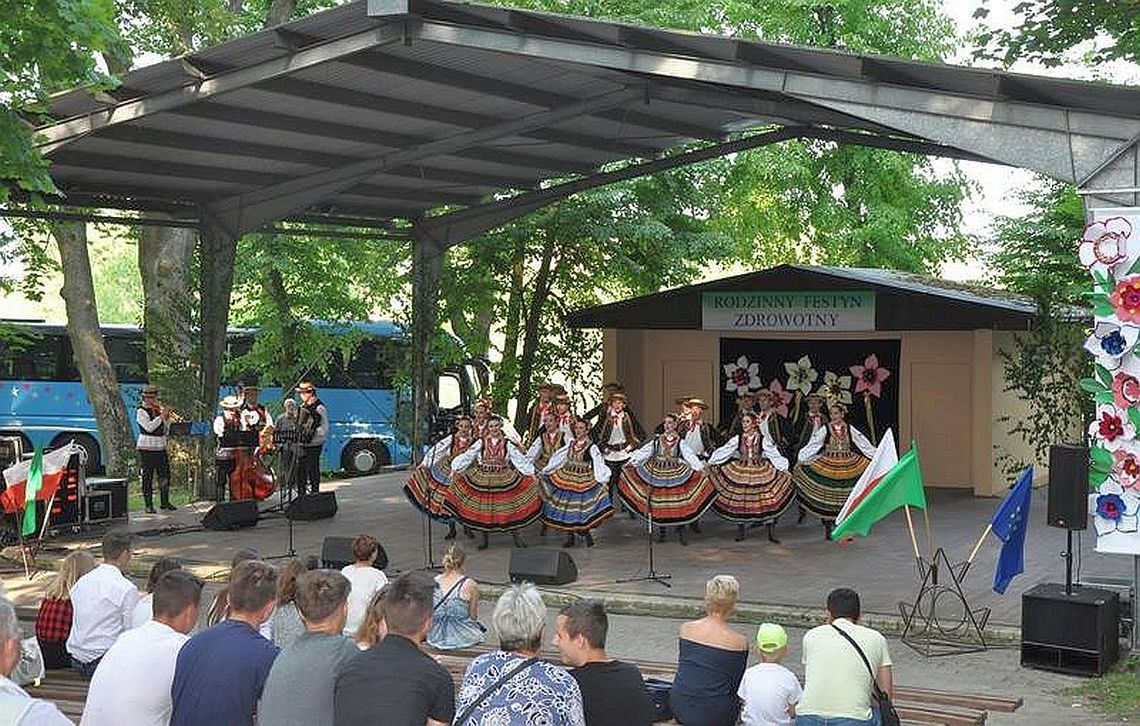 Remont sceny w zespole parkowo-dworskim taniej niż zakładano