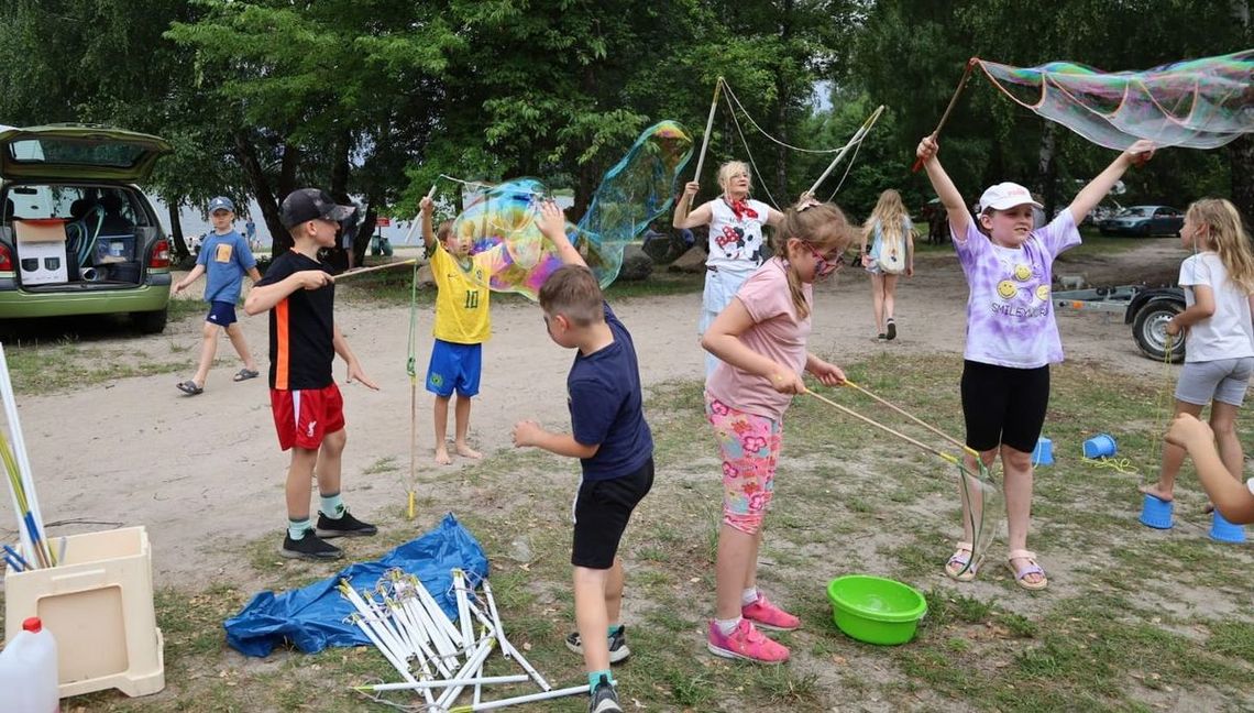 Rodzinny piknik służb mundurowych nad jeziorem Glinki