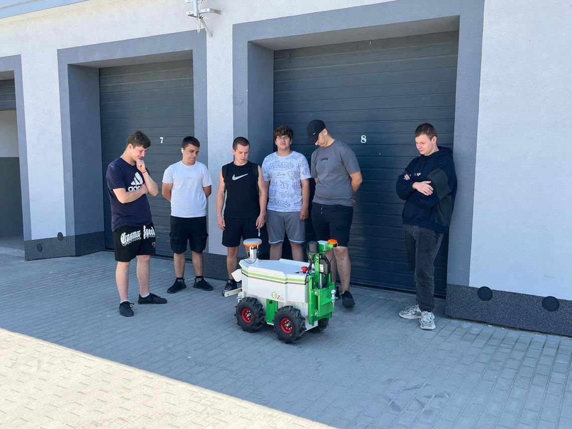 autonomiczny pojazd rolniczy w ZSCKR w Okszowie