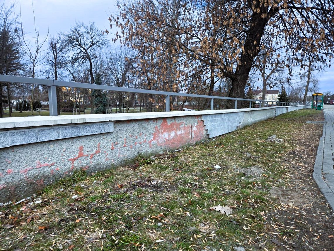 Chełm. Murek się posypał. Miasto zgłosiło usterkę wykonawcy Chełm. Murek się posypał. Miasto zgłosiło usterkę wykonawcy