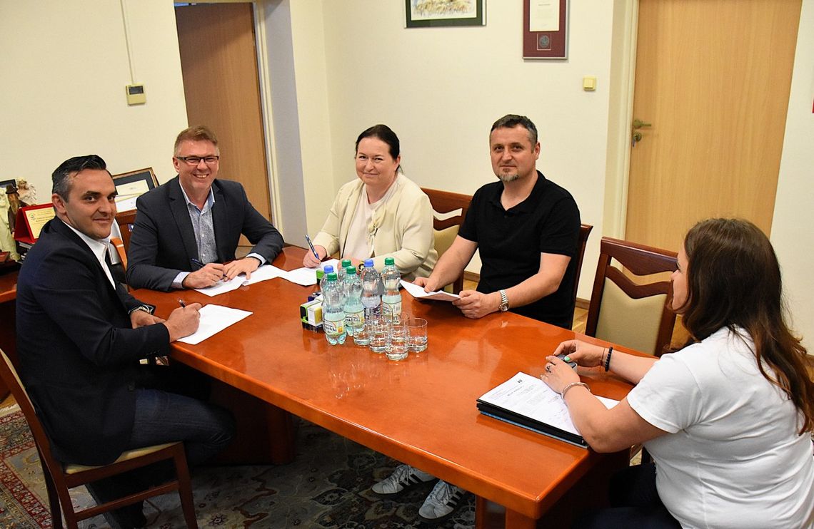 Rusza przebudowa ważnego łącznika we Włodawie zdjęcie z podpisania umowy na budowę łącznika we włodawie