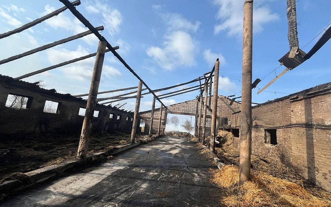 Ruszyła pomoc dla pogorzelców z Zawadówki. Trwa zbiórka na odbudowę spalonego budynku zdjęcie spalonego budynku gospodarczego