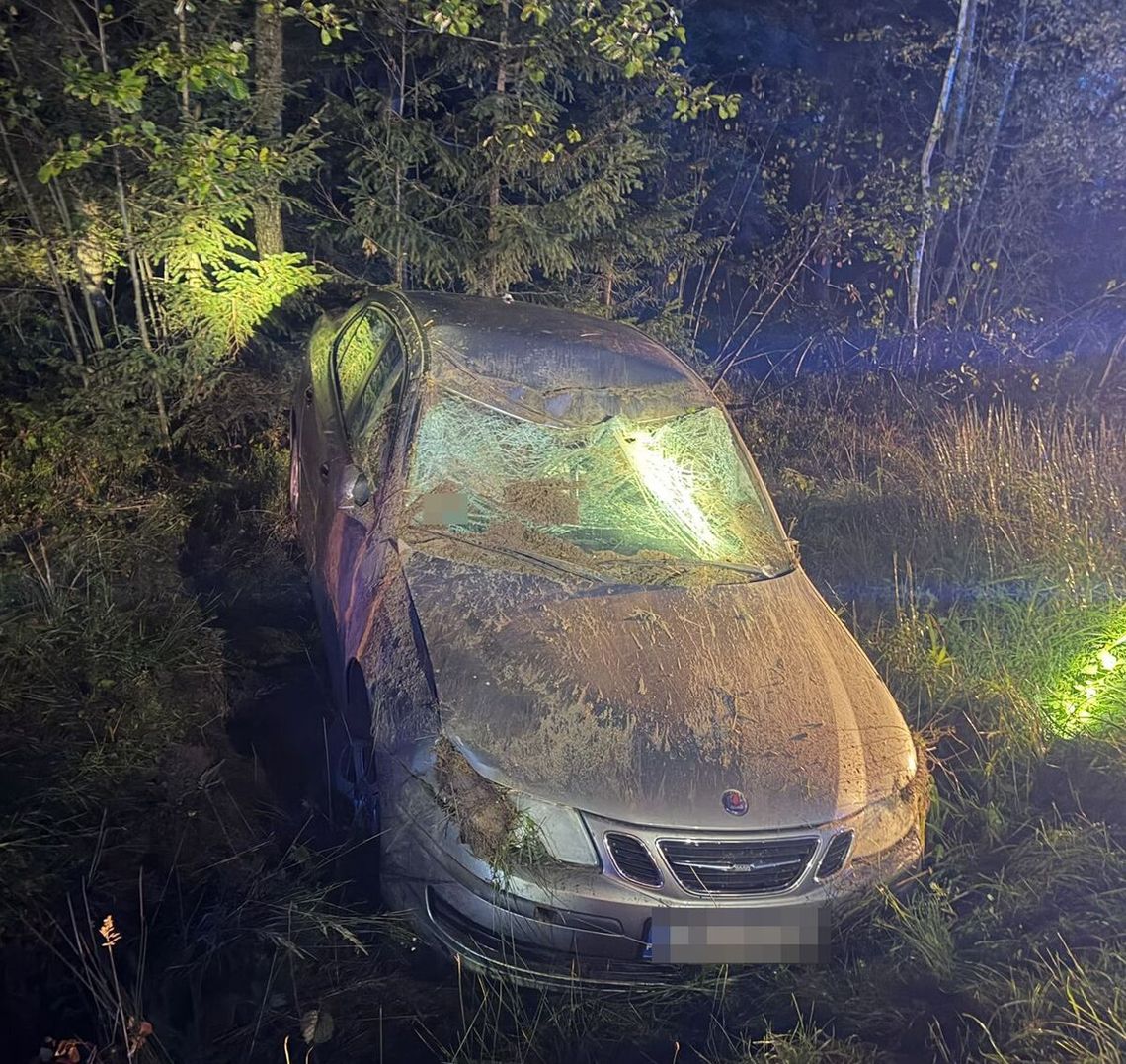 Saab dachował za zakrętem. 26-latek stracił panowanie nad autem Saab dachował za zakrętem. 26-latek stracił panowanie nad autem