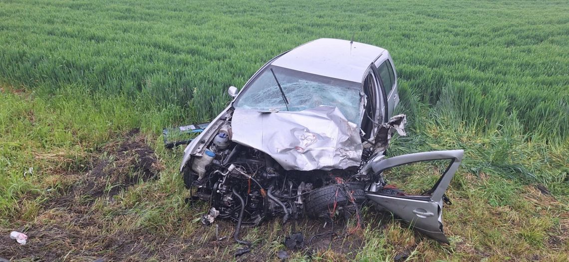 Czołówka vw z tirem. Dyrektor szpitala nie czekał na ratowników, tylko ruszył z pomocą Czołówka vw z tirem. Dyrektor szpitala nie czekał na ratowników, tylko ruszył z pomocą