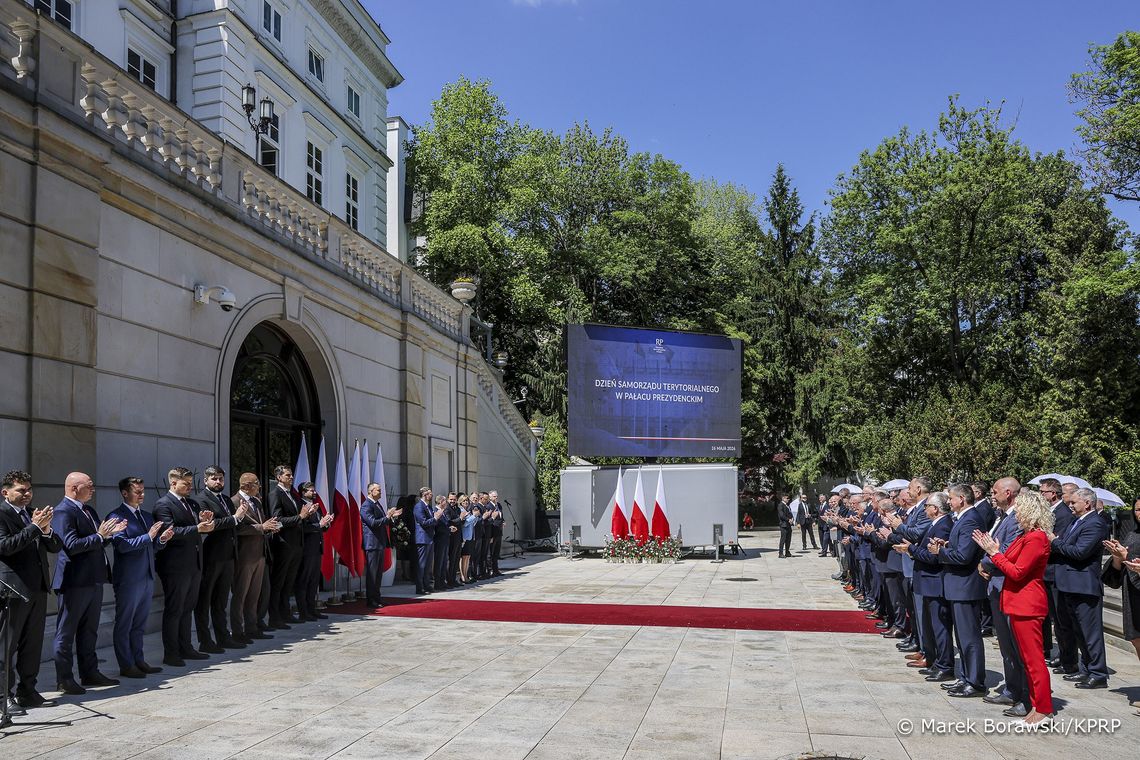 Samorządowcy z Lubelskiego odznaczeni przez prezydenta. Wśród nich marszałek, burmistrz Włodawy i sekretarz Chełma Samorządowcy z Lubelskiego odznaczeni przez prezydenta. Wśród nich marszałek, burmistrz Włodawy i sekretarz Chełma
