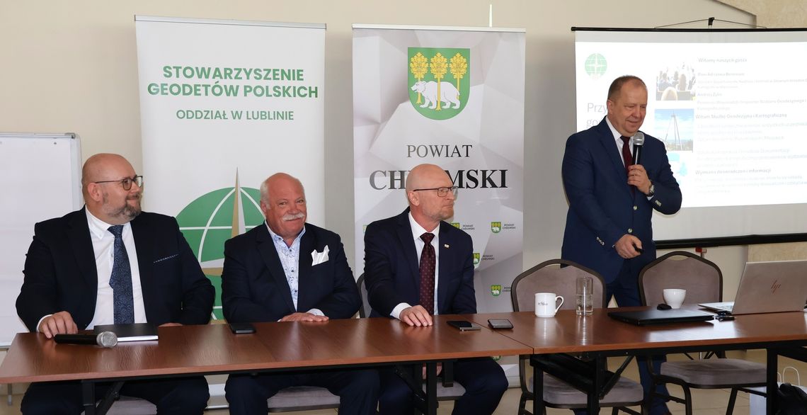 Starosta chełmski Piotr Deniszczuk wydał oficjalną decyzję w sprawie rozpoczęcia procedury scalenia gruntów w siedmiu obrębach ewidencyjnych gminy Dubienka. Inwestycja, która ma potrwać do końca 2030 roku, obejmie obszar ponad 2400 hektarów i jest odpowiedzią na inicjatywę lokalnych producentów.