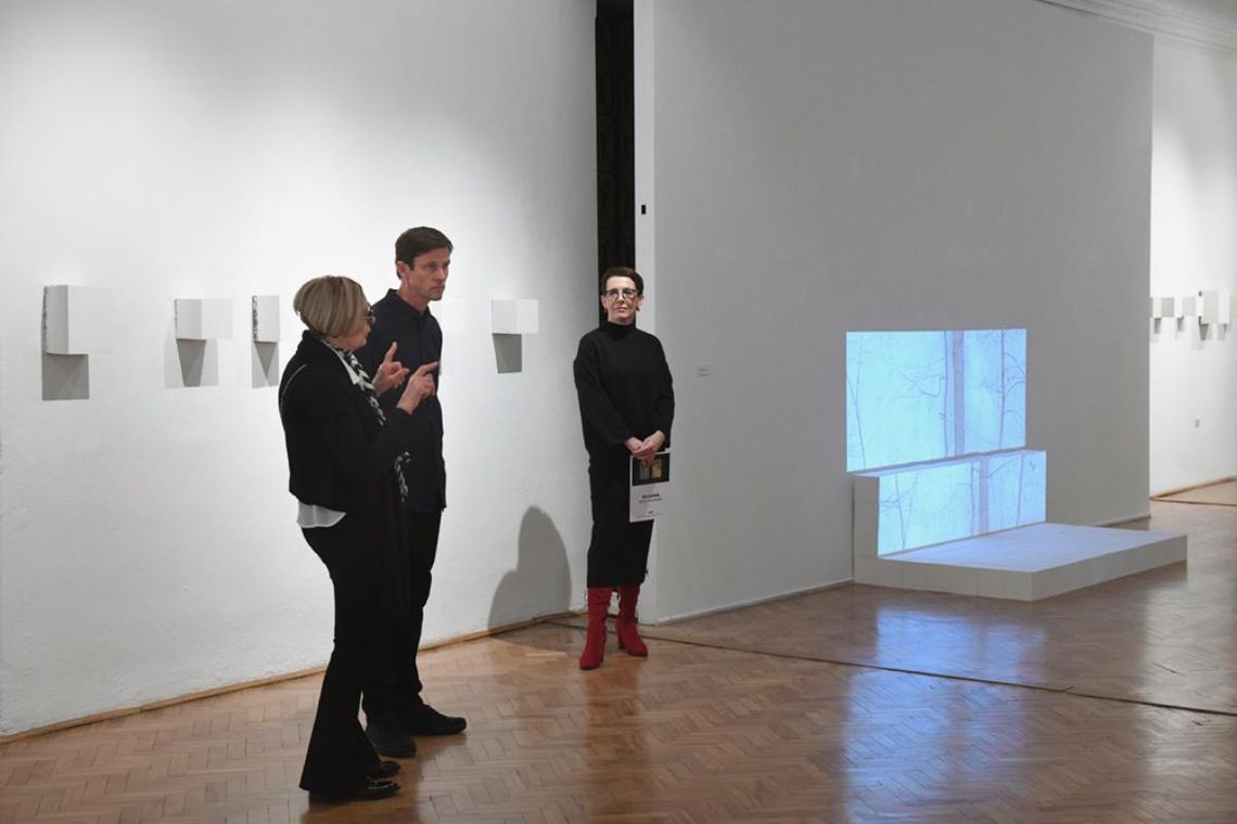 Ściana opowieści: Nowa wystawa Macieja Duchowskiego w Chełmie