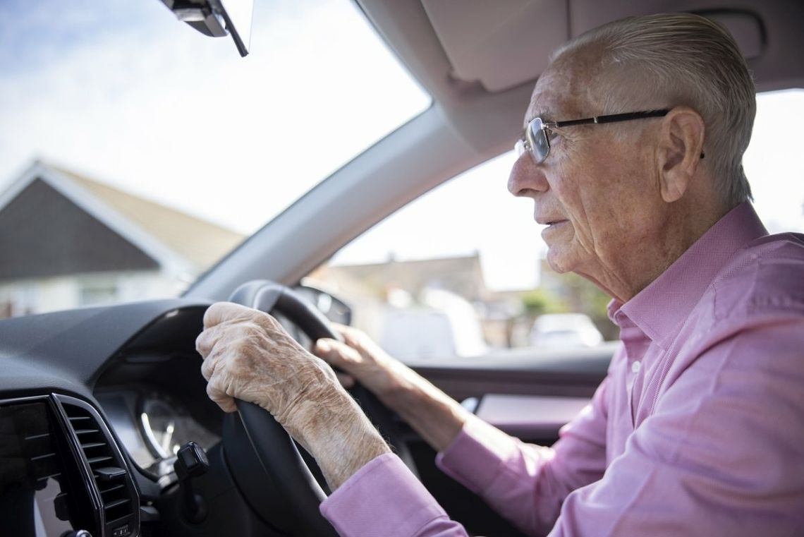 Senior nie siądzie za kierownicę? Unia ma plan na zmiany w prawie drogowym