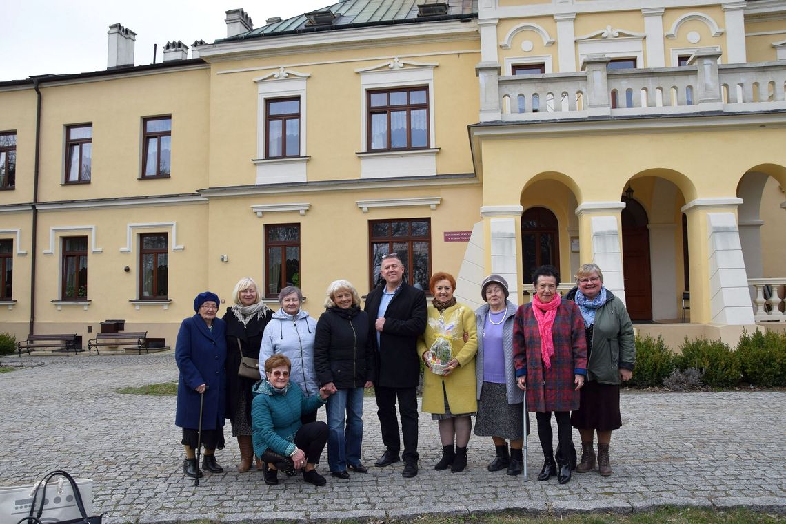 Seniorski kabaret z Żółkiewki wystąpił w Domu Pomocy Społecznej