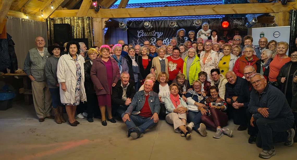 Seniorzy z Chełma pożegnali lato w tanecznym rytmie – integracja i radość w „Magicznej wiosce”
