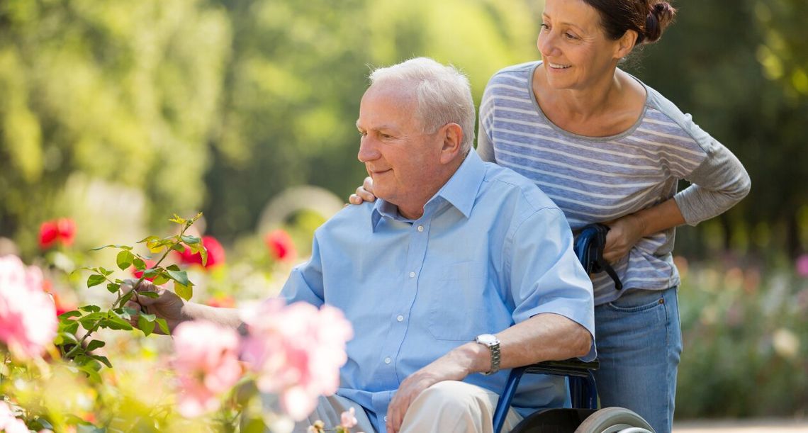 Seniorzy zostaną bez pomocy. Blokada wiz pogłębia kryzys