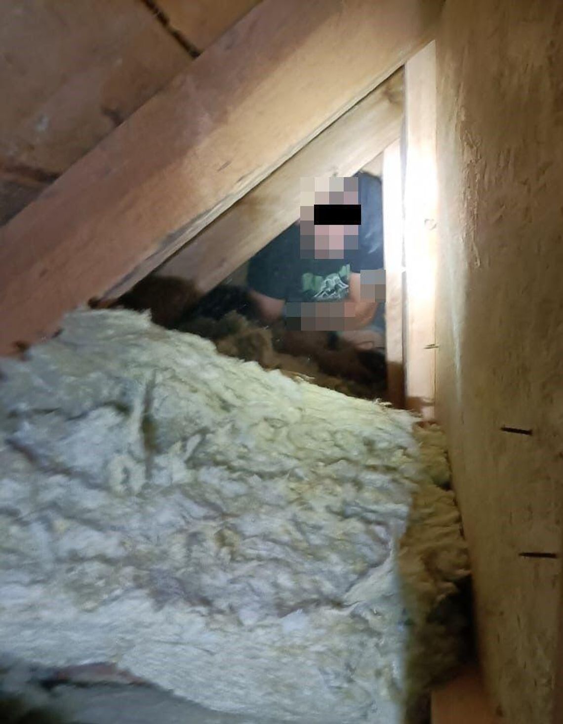 Siedział pod wełną mineralną, gdy przyszli policjanci Siedział pod wełną mineralną, gdy przyszli policjanci