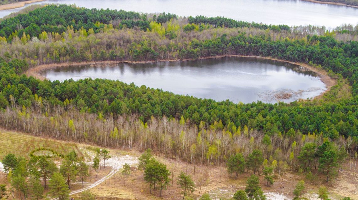 Skarby Lubelszczyzny pod ochroną. Region zyskał trzy nowe rezerwaty przyrody Województwo lubelskie wzbogaciło się o trzy nowe rezerwaty przyrody. Decyzją Regionalnego Dyrektora Ochrony Środowiska w Lublinie ochroną objęto obszary „Jezioro Łukietek”, „Kąty” oraz „Skrzypowy Dół”. Dzięki temu liczba rezerwatów przyrody w regionie wzrosła do 106.