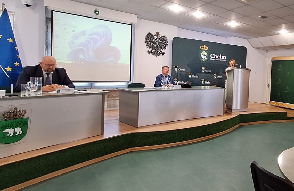 Chełm: Skargi na dyrektorkę SP nr 8 zasadne, ale konsekwencji wciąż brak. Radny: „To jest syf, to co się wydarzyło.” Komisja Skarg, Wniosków i Petycji Rady Miasta Chełm rozpatrywała skargi na dyrektorkę SP nr 8 dotyczące rozliczenia pieniędzy z akcji „Gramy dla Marysi”.