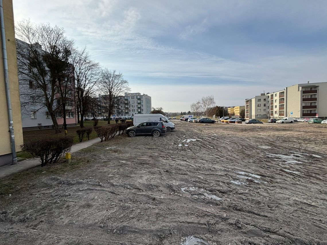 Chełm. Skwer i parking przy ul. Jedność pod znakiem zapytania? Miasto chce jednej koncepcji, radni bronią decyzji mieszkańców Tak dziś wygląda teren przy ul. Jedność – zamiast uporządkowanego parkingu i miejsca rekreacji mieszkańcy mają błoto, koleiny i prowizoryczne miejsca postojowe.