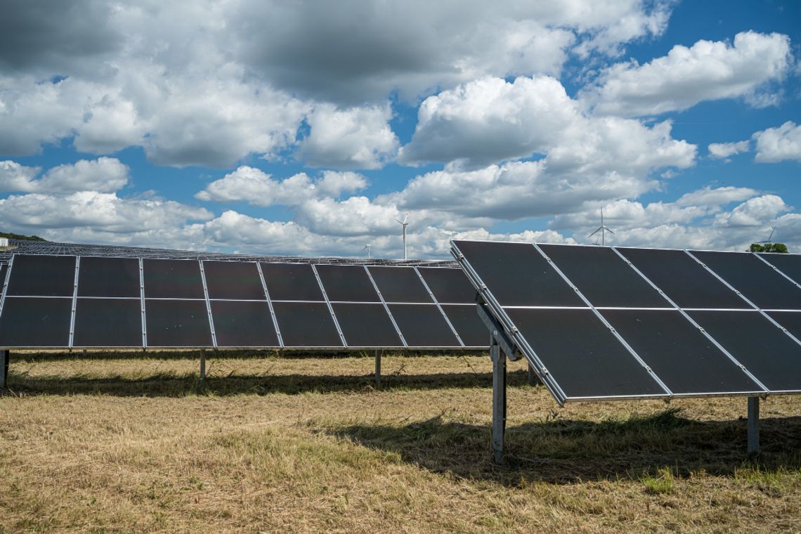 Słońce zasili Dorohusk? Gigantyczna farma fotowoltaiczna wciąż czeka na zielone światło Budowa elektrowni fotowoltaicznej o mocy do 49 MW w gminie Dorohusk wciąż pozostaje na etapie procedur administracyjnych. Inwestycja, która ma powstać w obrębie miejscowości Turka i Okopy-Kolonia, wymaga przeprowadzenia szczegółowej oceny oddziaływania na środowisko.