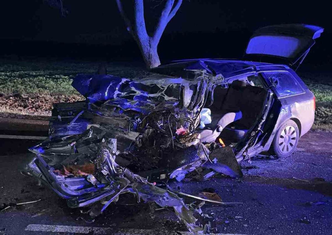 W sobotę (6 grudnia) nad ranem w miejscowości Kolonia Siedliszczki. Kierujący audi zjechał na przeciwległy pas ruchu drogowego i zderzył się z autobusem.