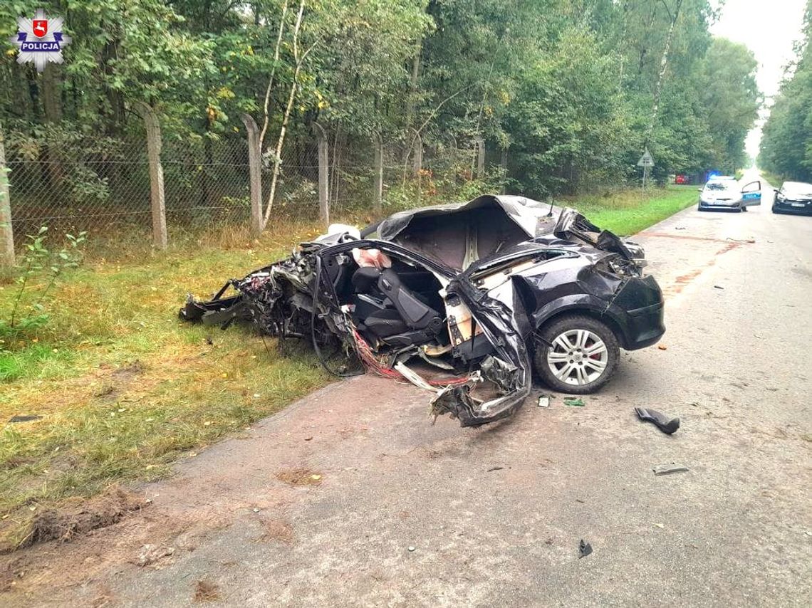 Śmierć na drodze! 21-latek uderzył w drzewo i wpadł z auta