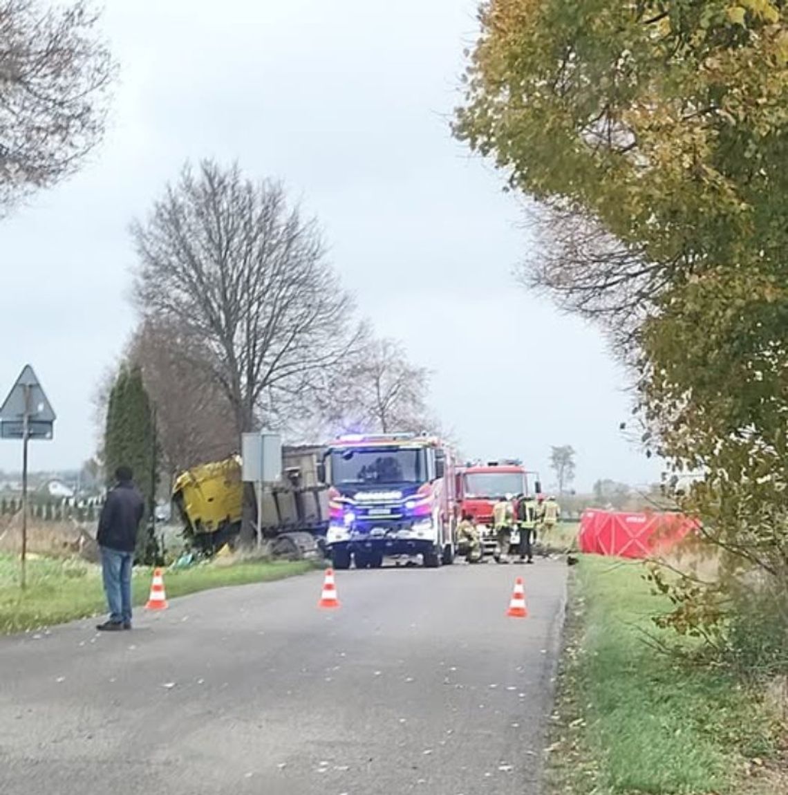 Do tragicznego wypadku doszło we wtorek w rejonie Leśnej Podlaskiej we wtorek 28 października. Zderzyły się samochód osobowy i ciężarówka.