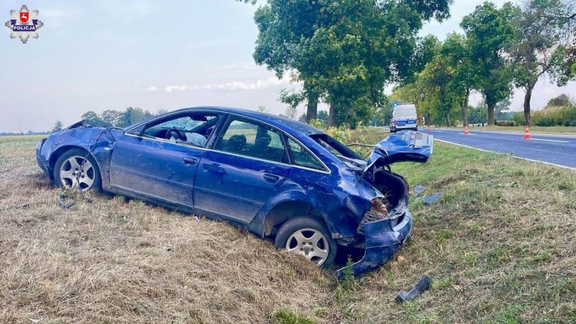 Śmiertelny wypadek. Kierowca wypadł z auta na jezdnię